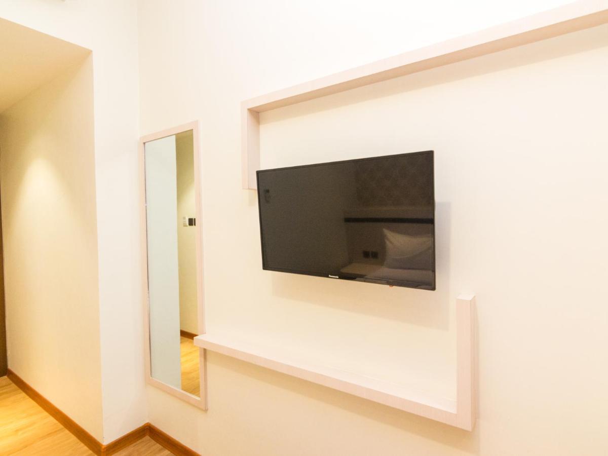 Blitz Hotel Batam Centre Экстерьер фото
